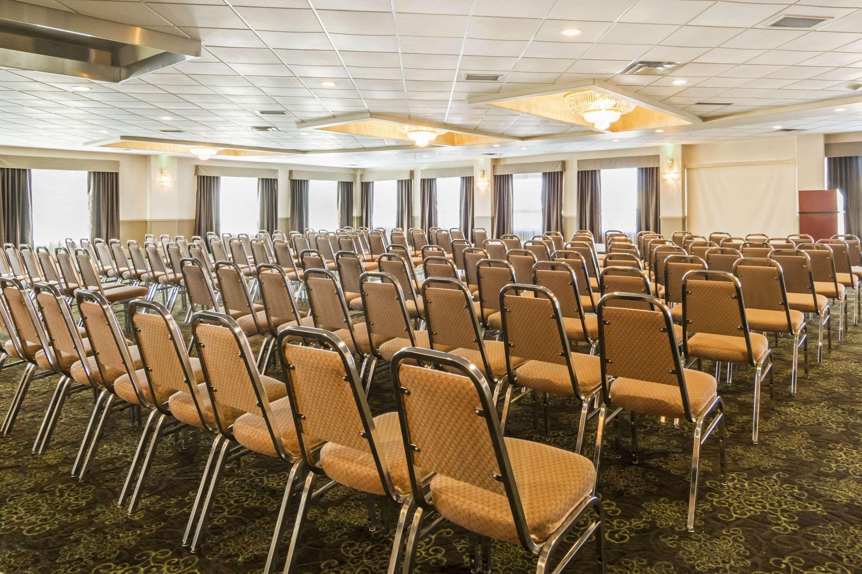 Clarion Hotel & Conference Centre Sherwood Park Exterior foto